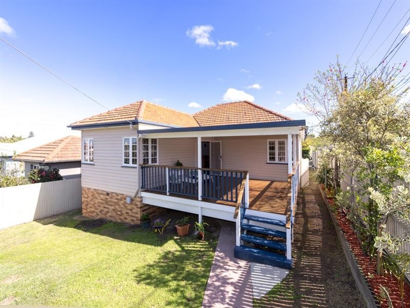 64 Holland Road, Holland Park QLD 4121