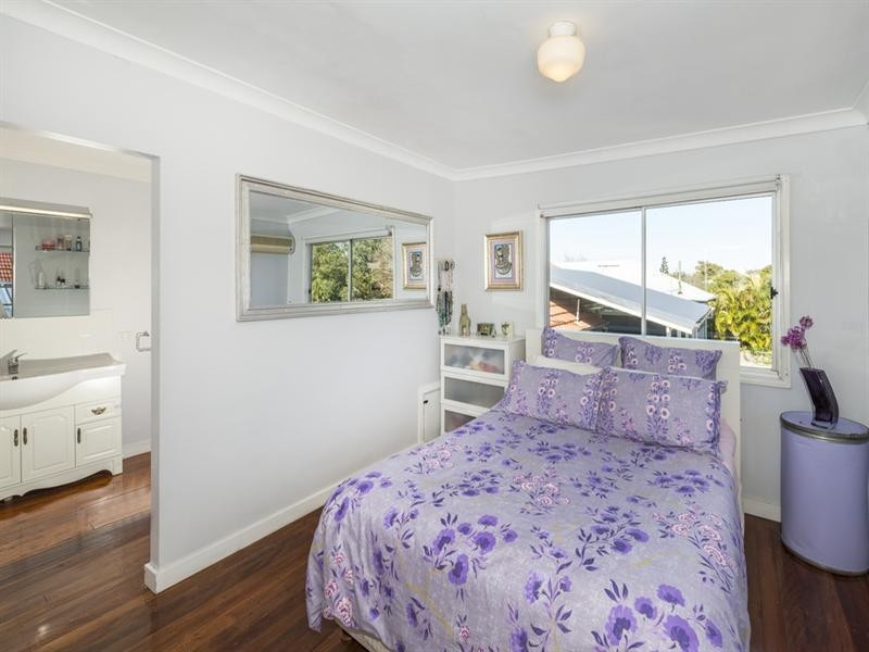 64 Holland Road, Holland Park QLD 4121