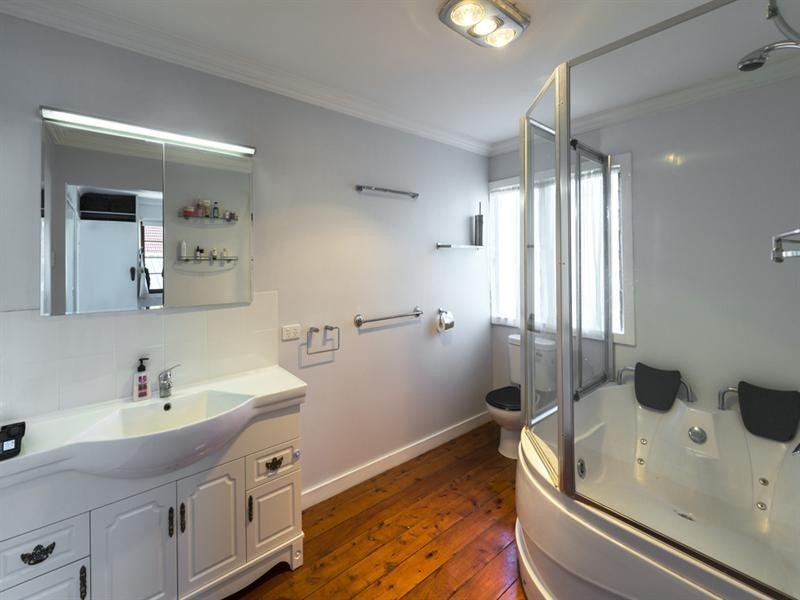 64 Holland Road, Holland Park QLD 4121