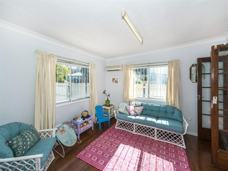 64 Holland Road, Holland Park QLD 4121