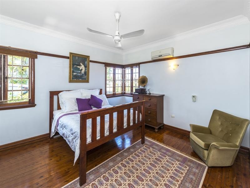 64 Holland Road, Holland Park QLD 4121