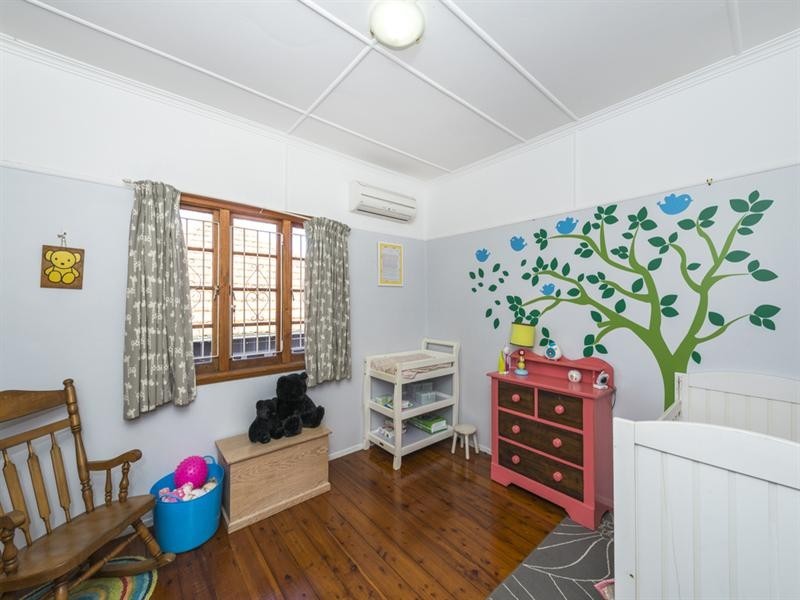 64 Holland Road, Holland Park QLD 4121