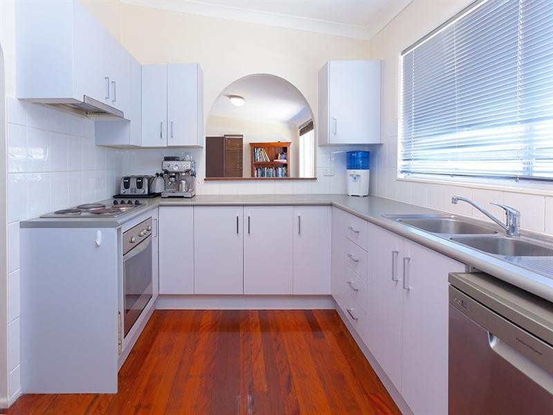 17 Iris Street, Holland Park West QLD 4121