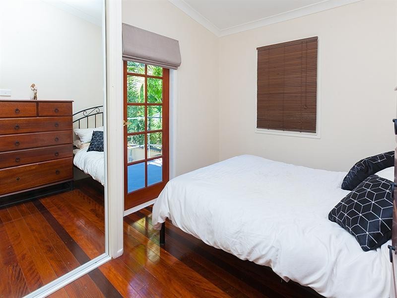 17 Iris Street, Holland Park West QLD 4121