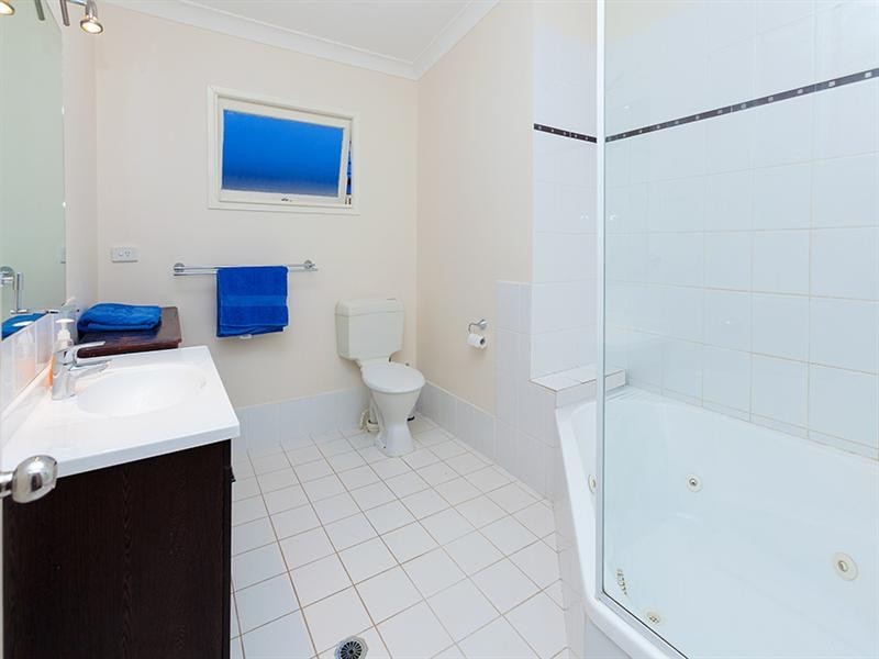 17 Iris Street, Holland Park West QLD 4121