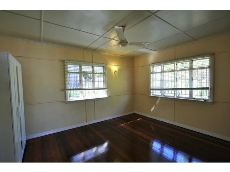 11 Iris Street, Holland Park West QLD 4121