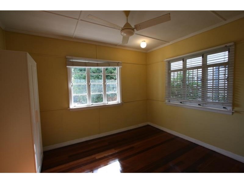 11 Iris Street, Holland Park West QLD 4121