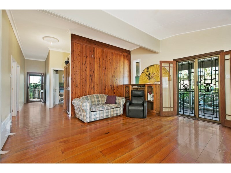 99 Kianawah Road, Wynnum West QLD 4178