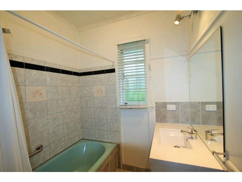 11 Iris Street, Holland Park West QLD 4121
