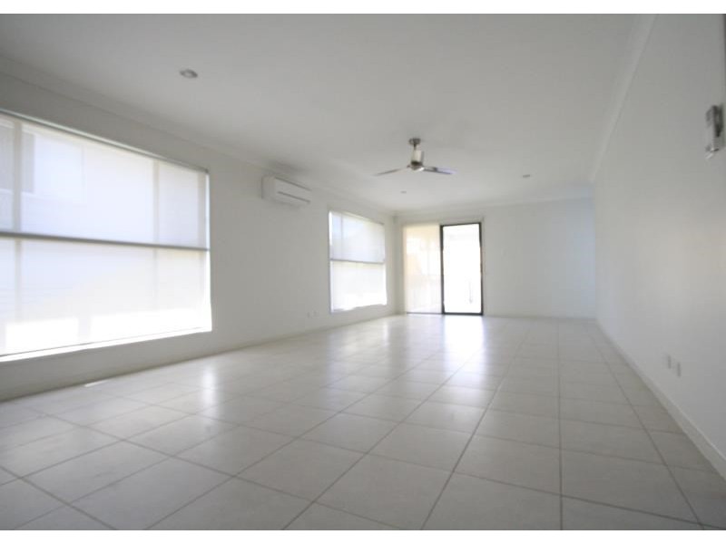 33 Oakmoss Drive, Springfield Lakes QLD 4300