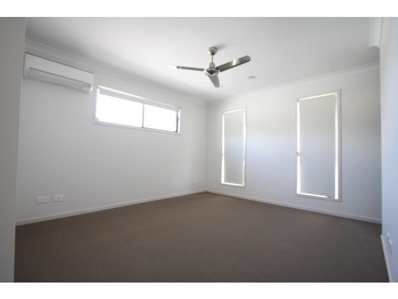 33 Oakmoss Drive, Springfield Lakes QLD 4300