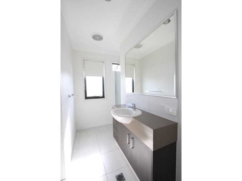 33 Oakmoss Drive, Springfield Lakes QLD 4300