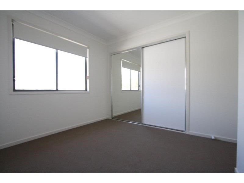 33 Oakmoss Drive, Springfield Lakes QLD 4300