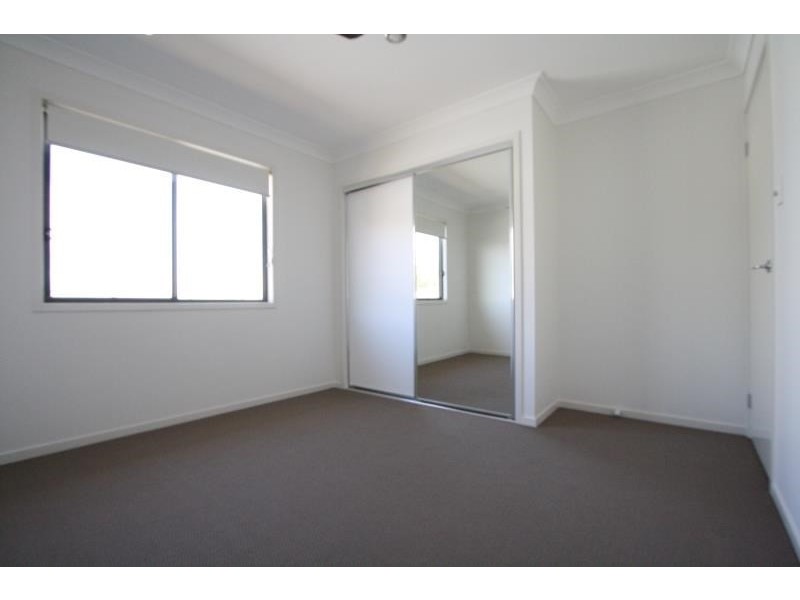 33 Oakmoss Drive, Springfield Lakes QLD 4300