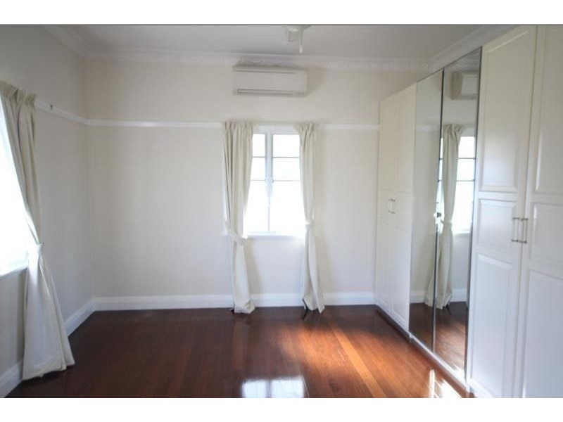 17 Love Street, Holland Park QLD 4121