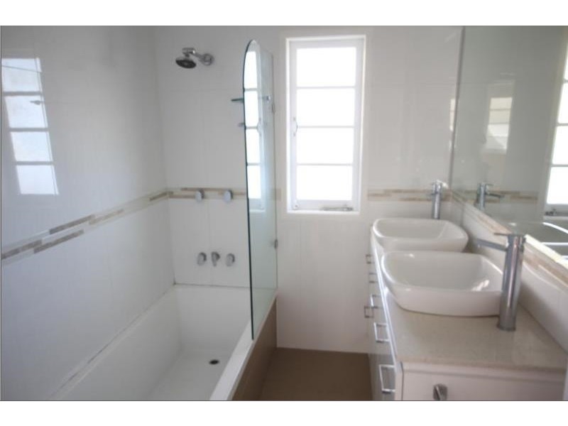 17 Love Street, Holland Park QLD 4121