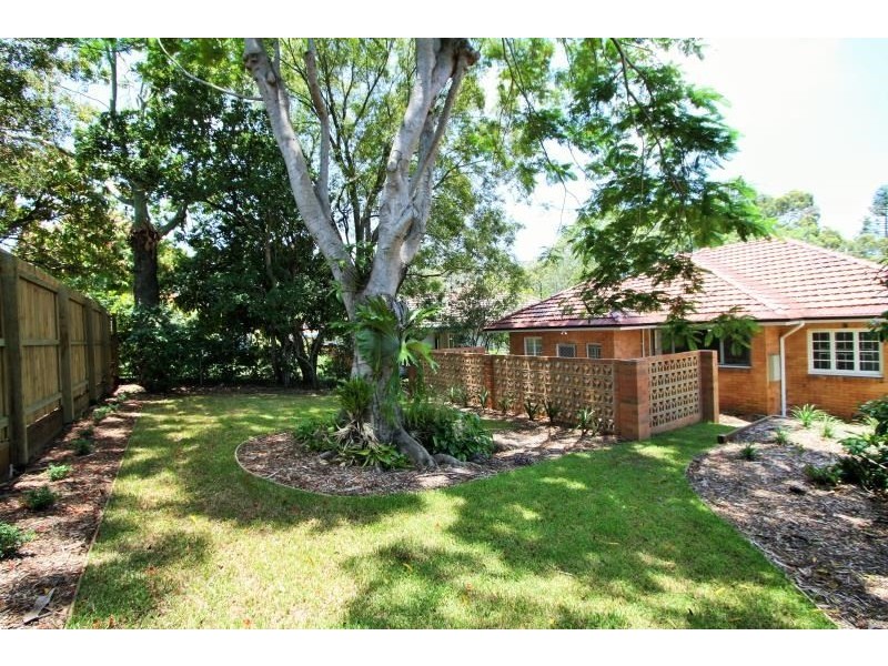 118 Holland Road, Holland Park QLD 4121