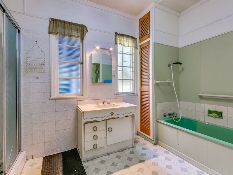 33 Hockings Street, Holland Park West QLD 4121