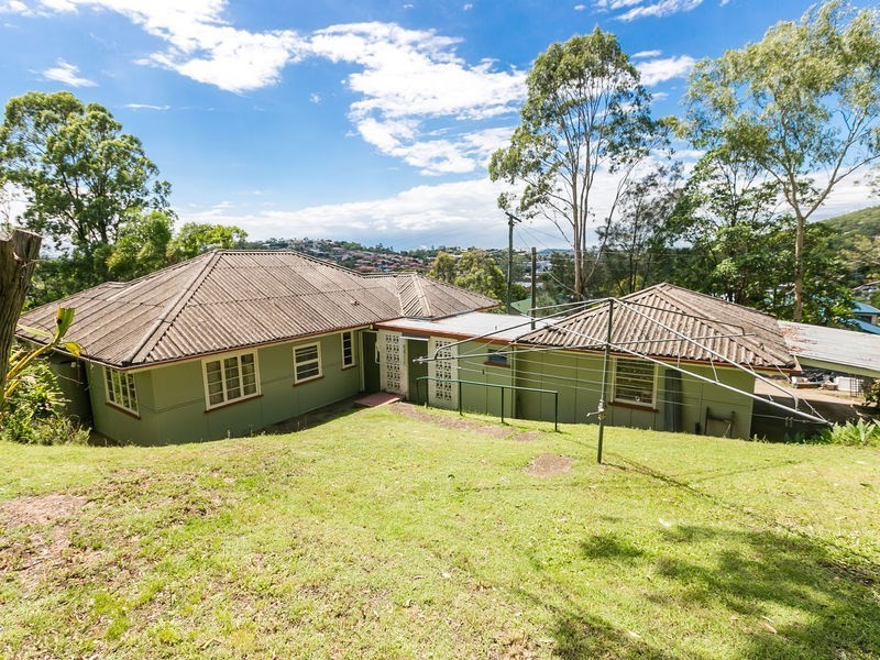 33 Hockings Street, Holland Park West QLD 4121