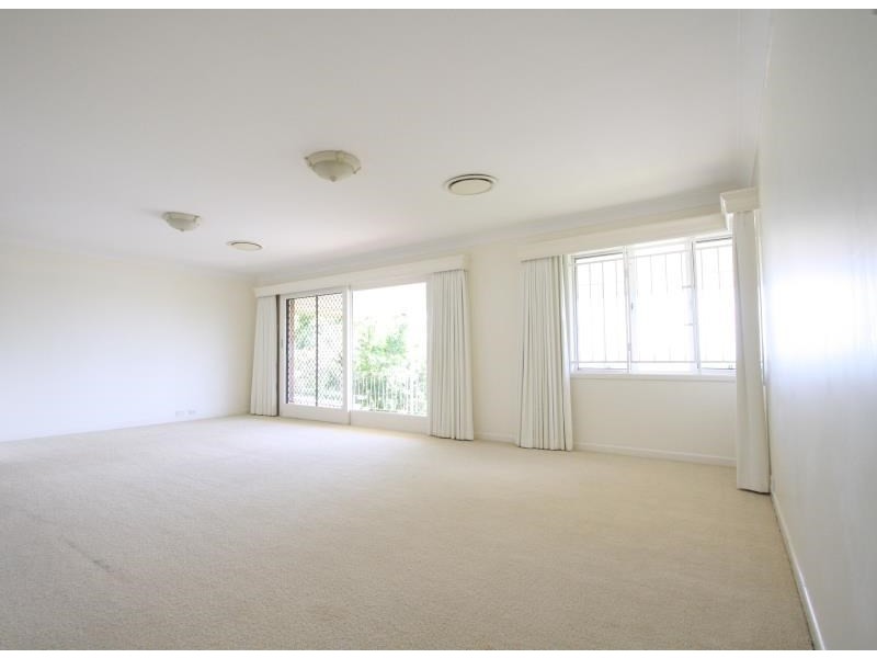 2 Harbut Street, Holland Park West QLD 4121