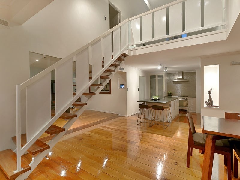 10 Burlington Street, Holland Park QLD 4121