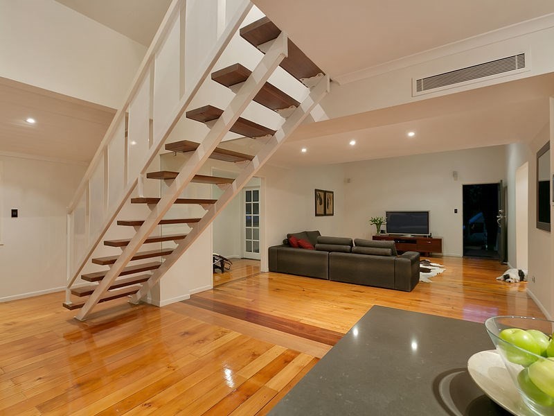 10 Burlington Street, Holland Park QLD 4121