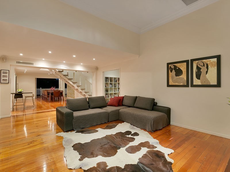 10 Burlington Street, Holland Park QLD 4121