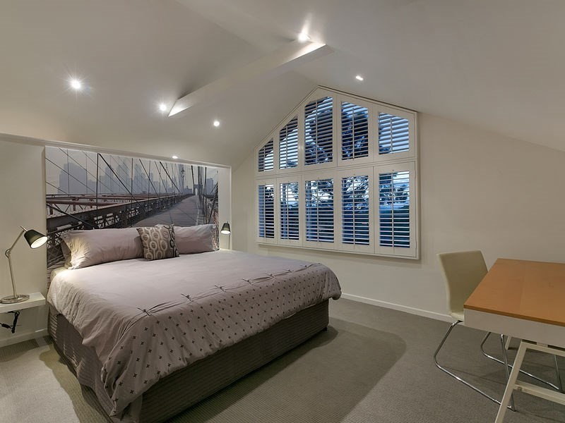 10 Burlington Street, Holland Park QLD 4121