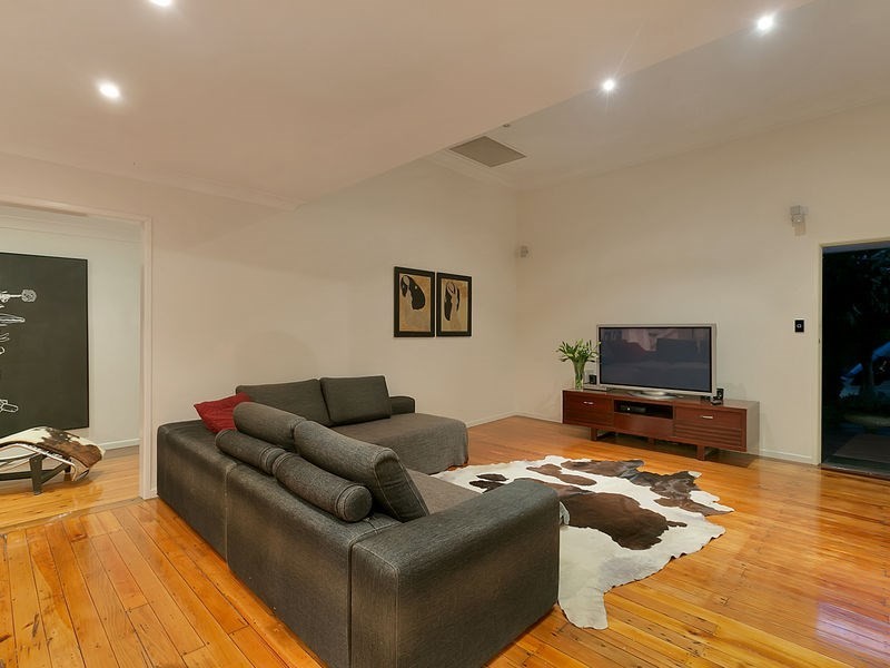 10 Burlington Street, Holland Park QLD 4121