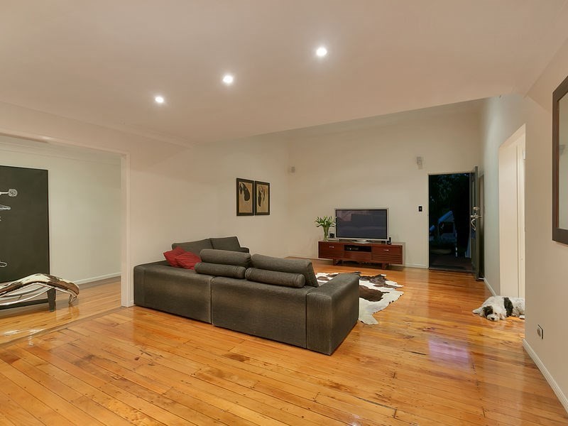 10 Burlington Street, Holland Park QLD 4121