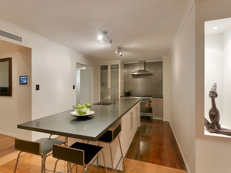 10 Burlington Street, Holland Park QLD 4121