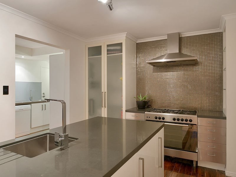 10 Burlington Street, Holland Park QLD 4121