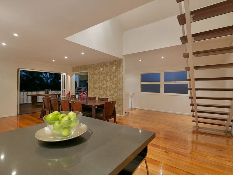 10 Burlington Street, Holland Park QLD 4121