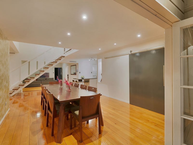 10 Burlington Street, Holland Park QLD 4121