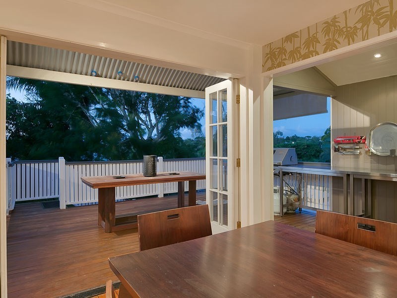 10 Burlington Street, Holland Park QLD 4121