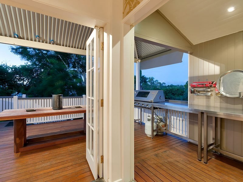 10 Burlington Street, Holland Park QLD 4121