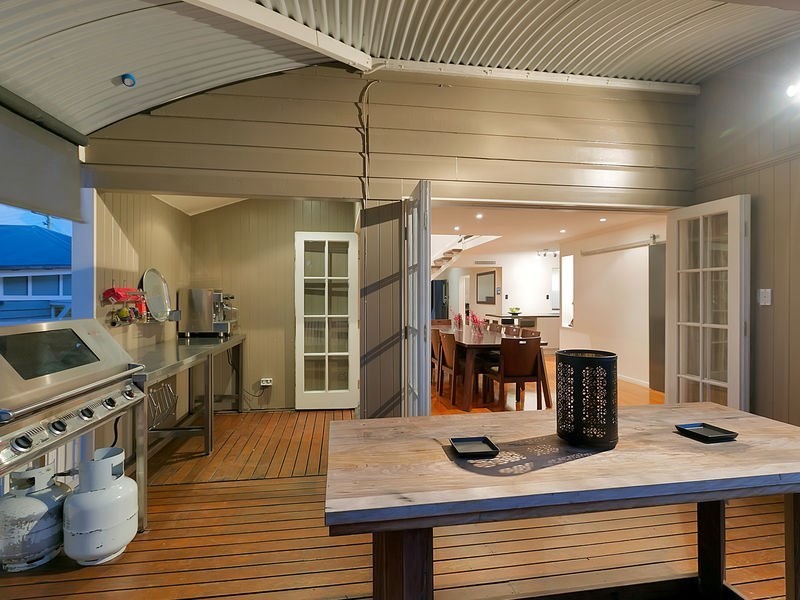 10 Burlington Street, Holland Park QLD 4121