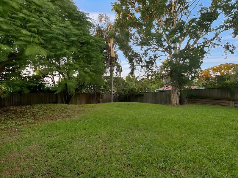 10 Burlington Street, Holland Park QLD 4121