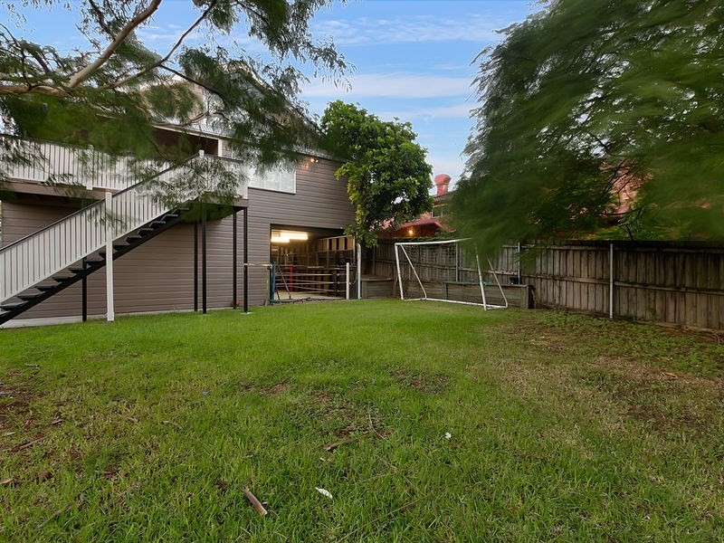 10 Burlington Street, Holland Park QLD 4121