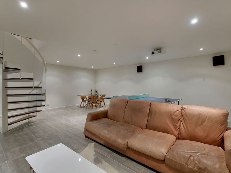 10 Burlington Street, Holland Park QLD 4121