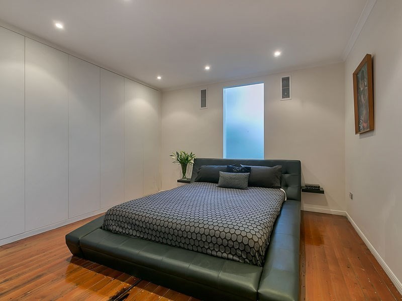 10 Burlington Street, Holland Park QLD 4121