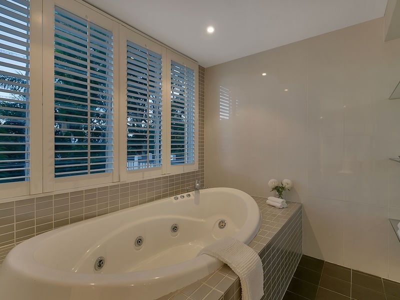 10 Burlington Street, Holland Park QLD 4121