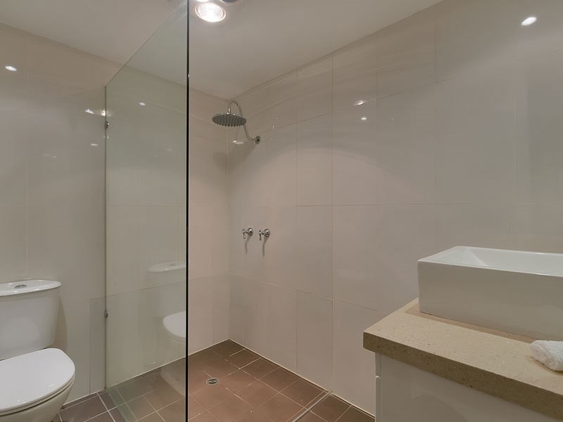 10 Burlington Street, Holland Park QLD 4121