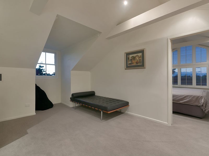 10 Burlington Street, Holland Park QLD 4121