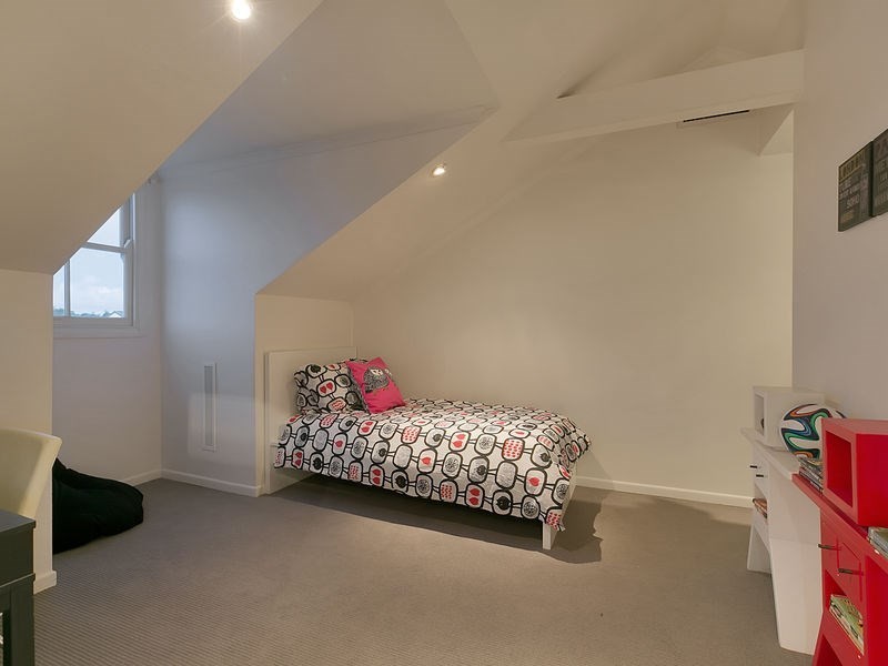 10 Burlington Street, Holland Park QLD 4121