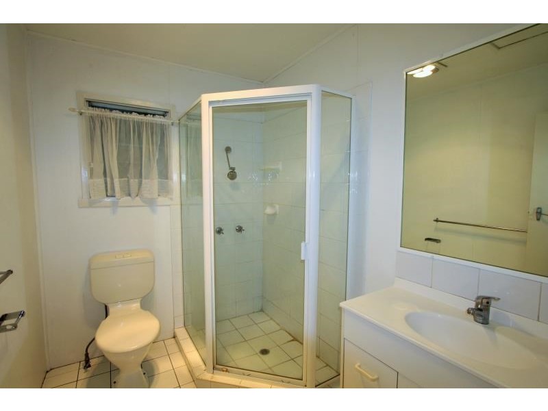 2/57 Crown Street, Holland Park West QLD 4121