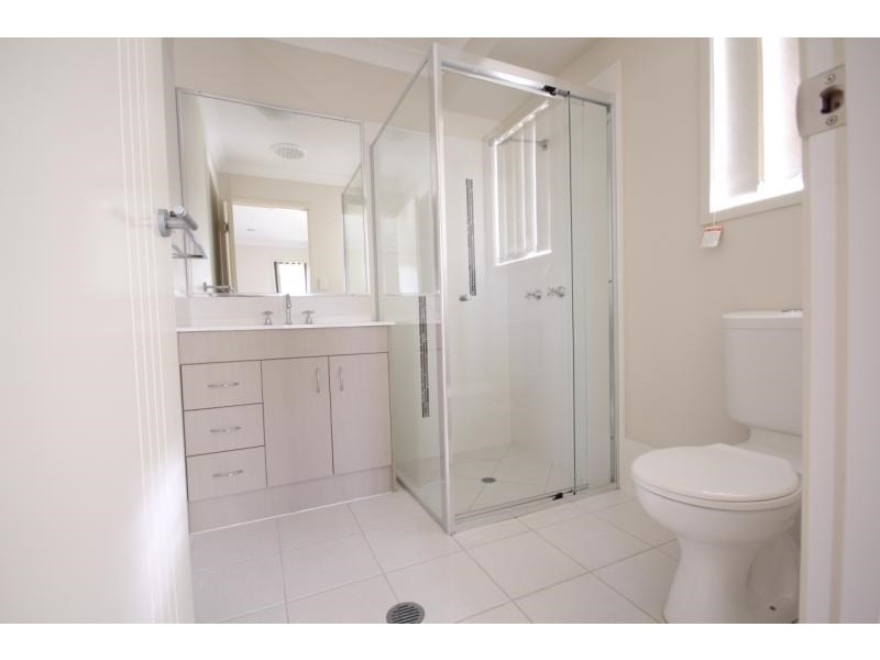 2 Gordon Drive, Bellbird Park QLD 4300