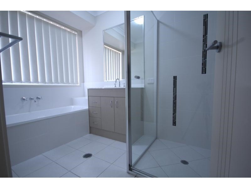 2 Gordon Drive, Bellbird Park QLD 4300