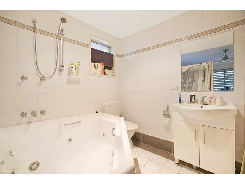 38 Dirkala Street, Mansfield QLD 4122