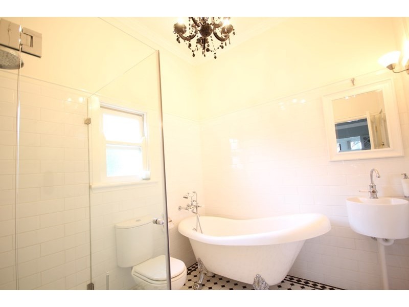 701 Logan Road, Greenslopes QLD 4120